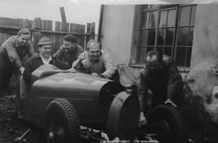 Rok 1960 - svazarmovci tlačí jednu z královédvorských Bugatek do šrotu.