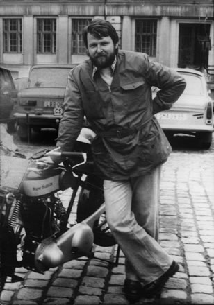 Jarda Šír - veteránista tělem i duší se svým oblíbeným soutěžním motocyklem NEW HUDSON.